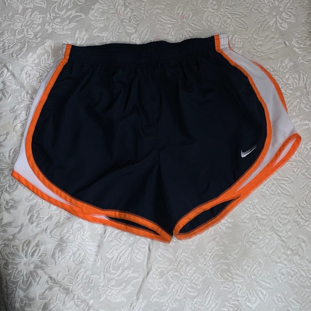NIKE short good condition RN#56323
BODY: 100% POLYESTER
LINING: 100% POLYESTER